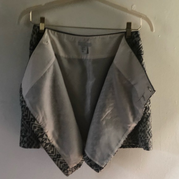 H&M wrap skirt, size 8 mini length - Picture 7 of 9